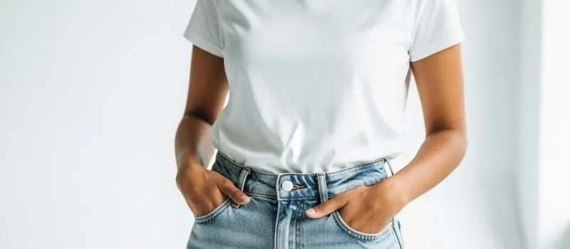 Mom jeans: powrót królowej komfortu i stylu