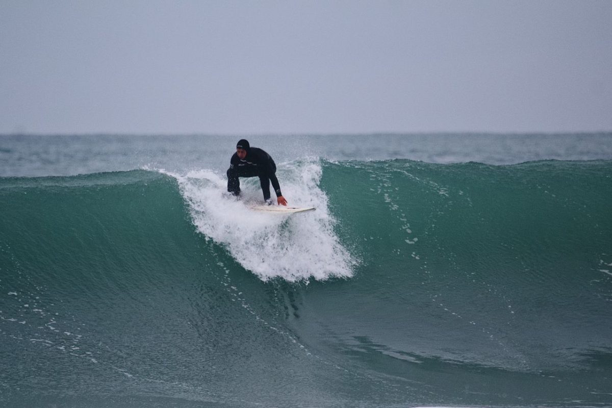 WYJAZDY SURFINGOWE – jak zacząć swoją przygodę z falami?