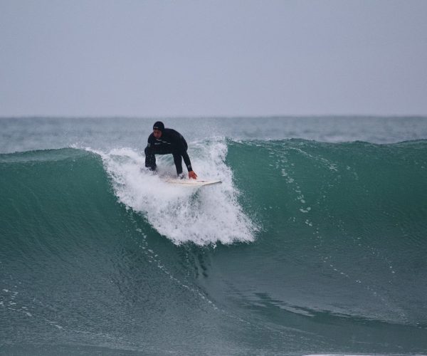 WYJAZDY SURFINGOWE – jak zacząć swoją przygodę z falami?