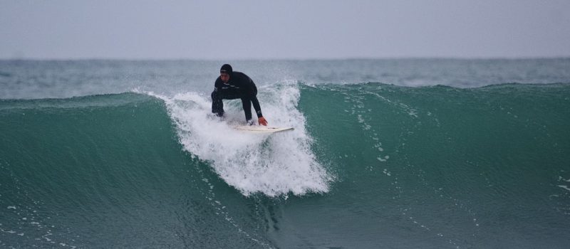 WYJAZDY SURFINGOWE – jak zacząć swoją przygodę z falami?