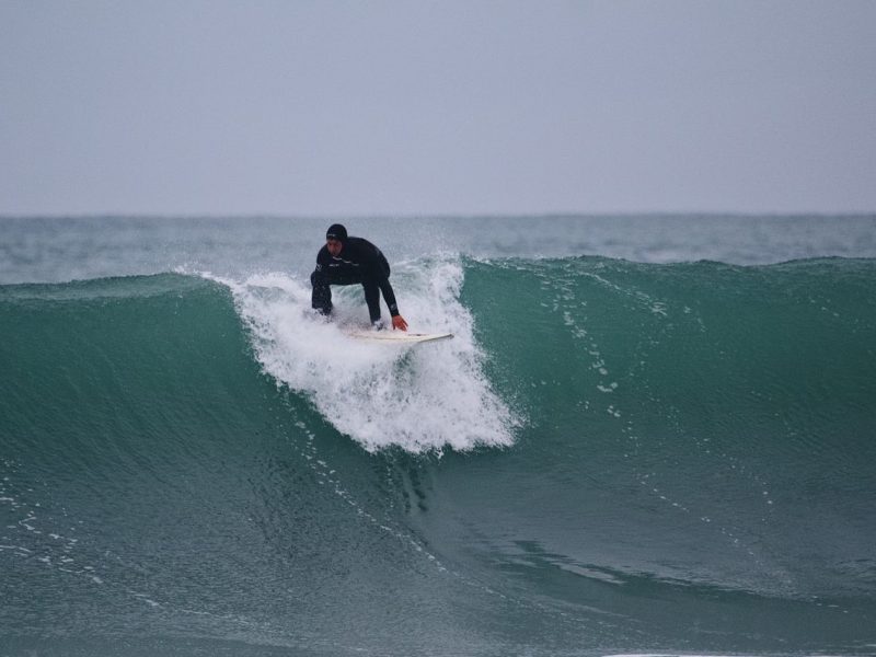 WYJAZDY SURFINGOWE – jak zacząć swoją przygodę z falami?
